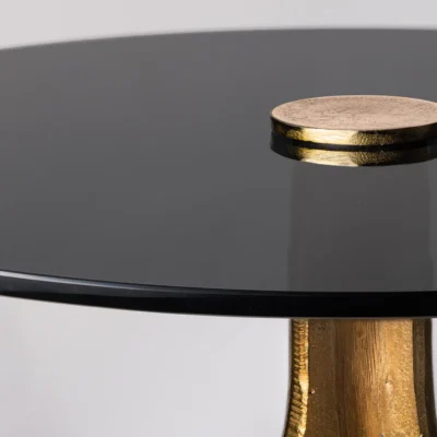 Príručný stolík ABSTRACT 55 cm mosadzné nohy a čierny sklenený tanier