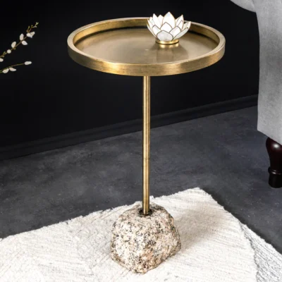 Príručný stolík TRAYFUL s mramorovou základňou 60 cm a železnou doskou v starožitnej mosadzi