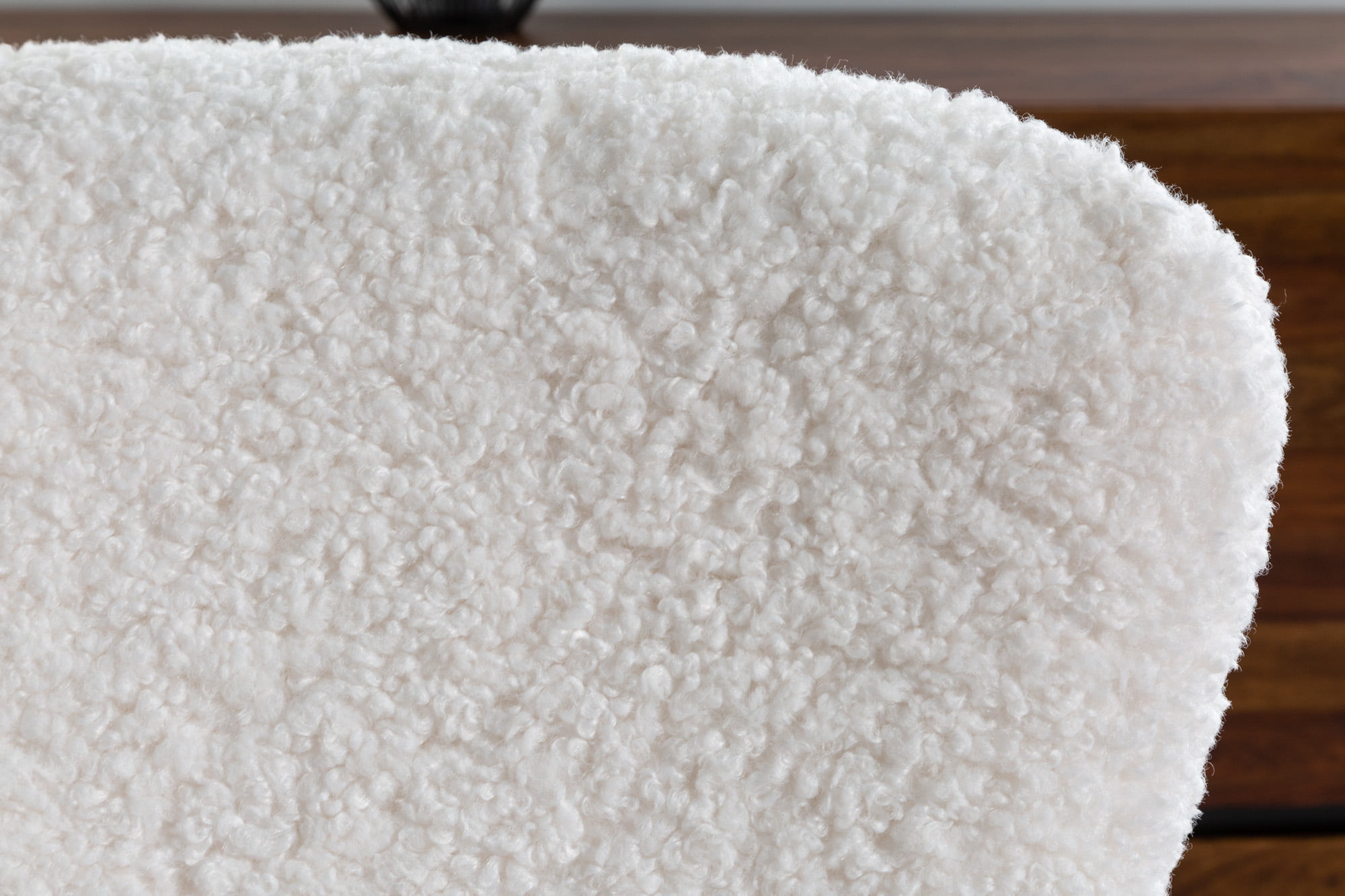 Hojdacie kreslo Scandinavia Swing biela plyšová látka – Obrázok 5