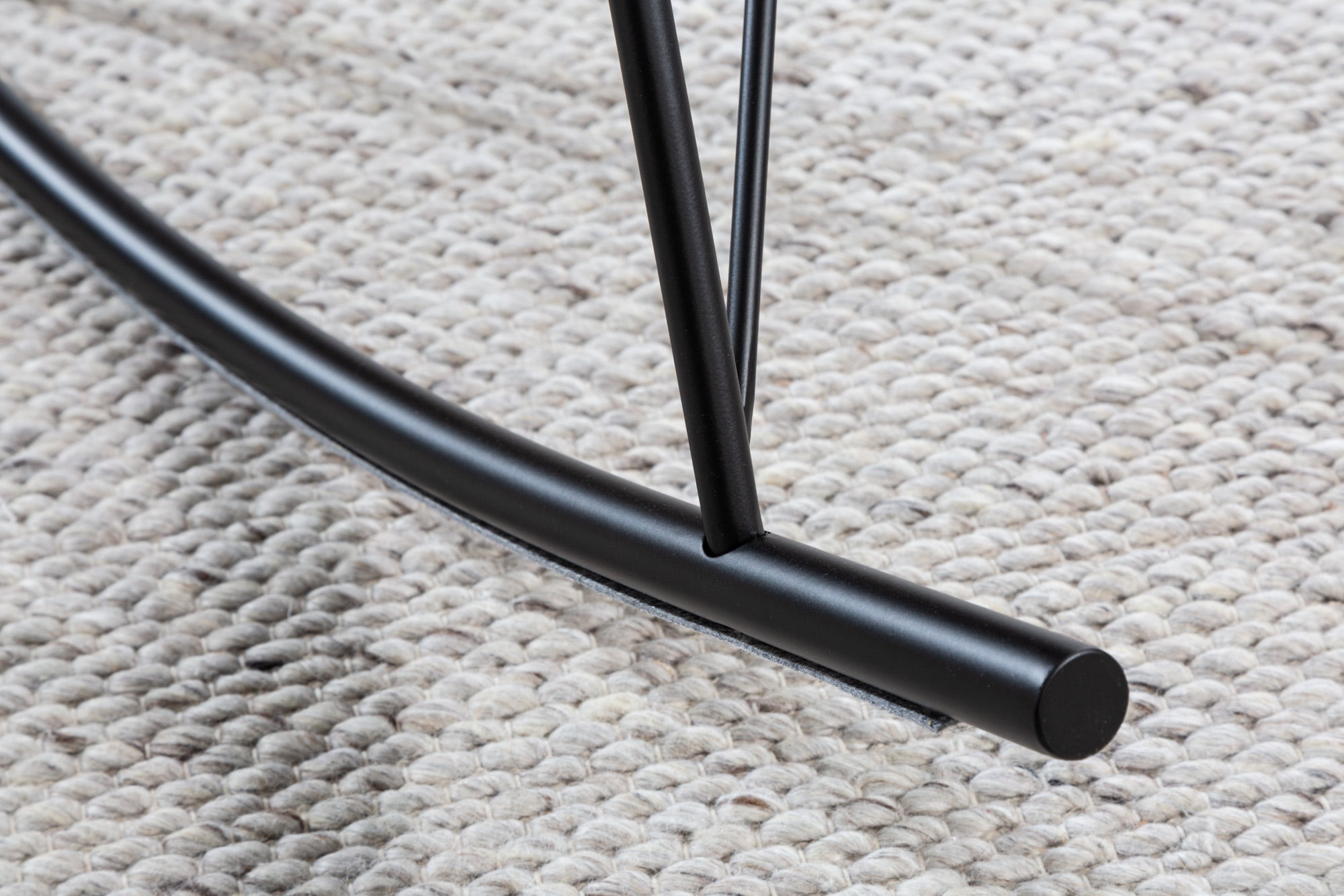 Hojdacie kreslo Scandinavia Swing biela plyšová látka – Obrázok 3